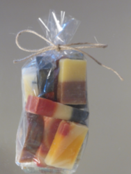 Individuelles Seifenpotpourri als 'Einstieg' zum Kennenlernen oder als 
Geschenk... biologisch abbaubar verpackt in Zellulosesackerl (© Anton Huber Naturseife)